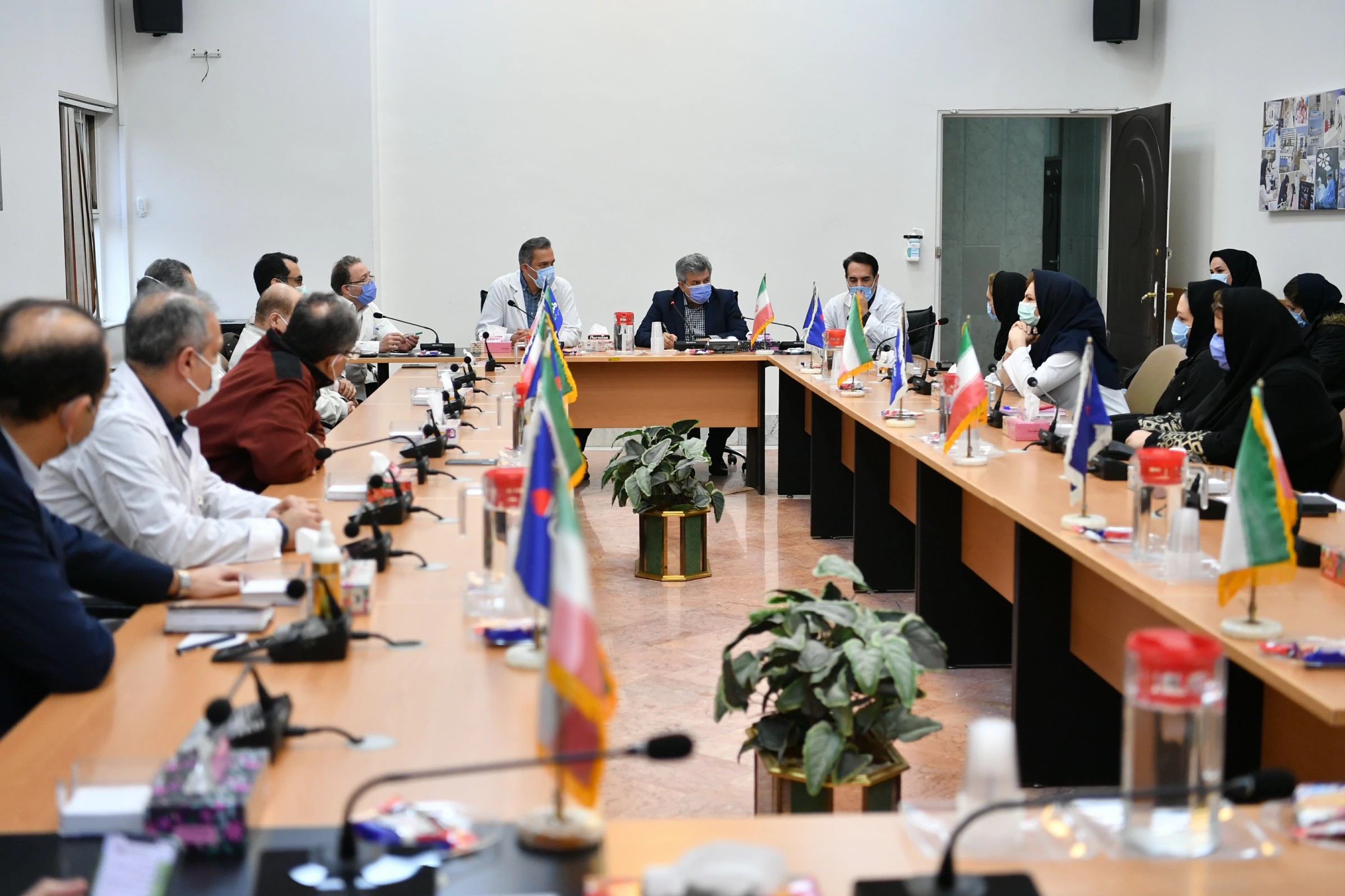 جلسه مدیرعامل با روسای بخش های بیمارستان تهران 1