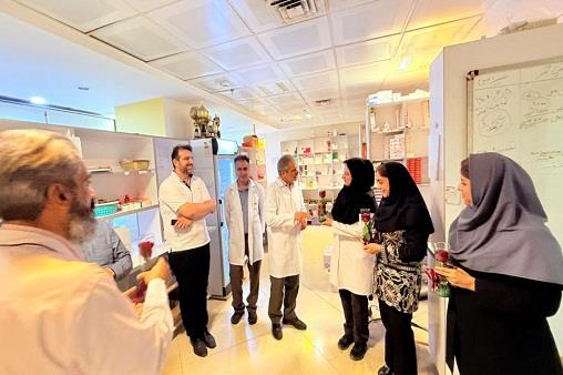 پزشک و داروساز و کارمند  46