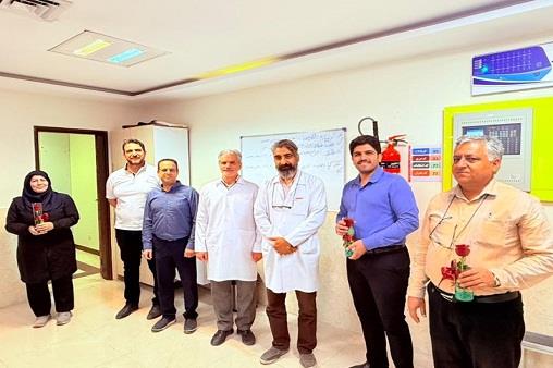 پزشک و داروساز و کارمند  44