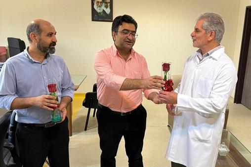 پزشک و داروساز و کارمند  38