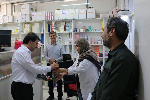 پزشک و داروساز و کارمند  32