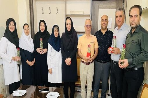 پزشک و داروساز و کارمند  27