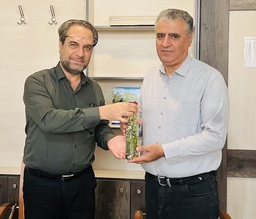 پزشک و داروساز و کارمند  25