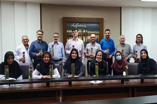 پزشک و داروساز و کارمند  13