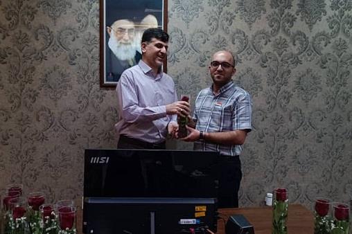 پزشک و داروساز و کارمند  12