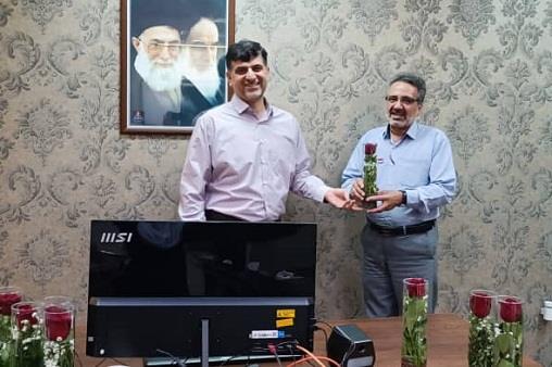 پزشک و داروساز و کارمند  10