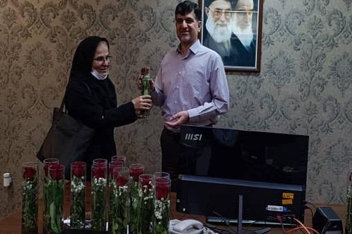 پزشک و داروساز و کارمند  2