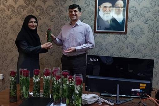 پزشک و داروساز و کارمند  1