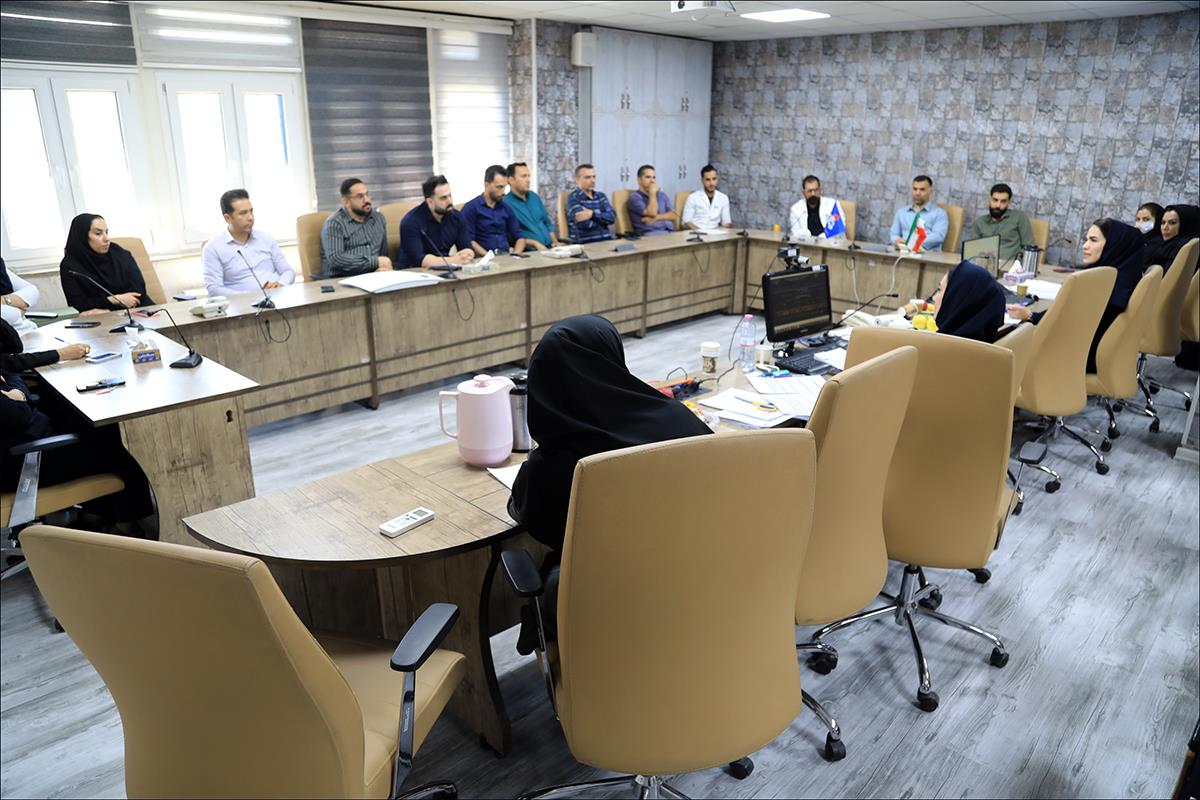 چالش های اداری کارکنان منطقه فارس با حضور رییس امور اداری سازمان بررسی شد 16