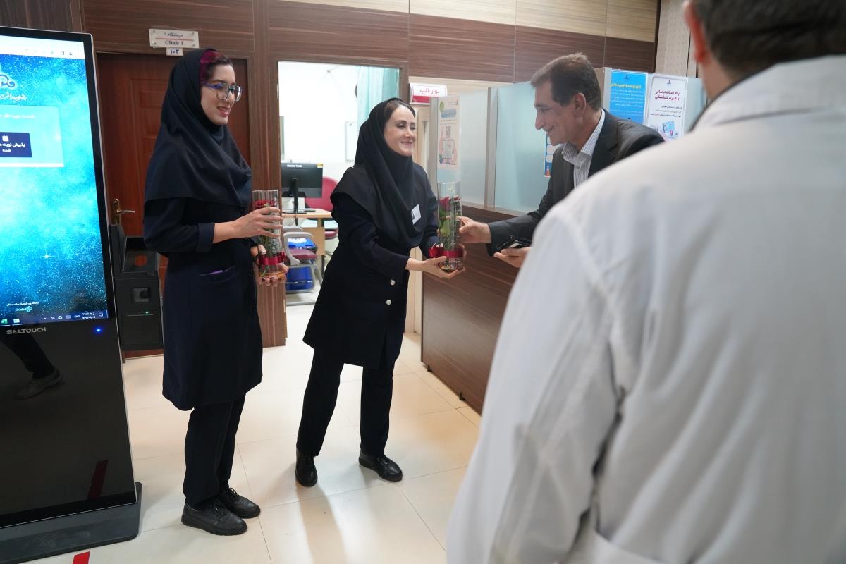 اهدای گل پرستار 1404 8