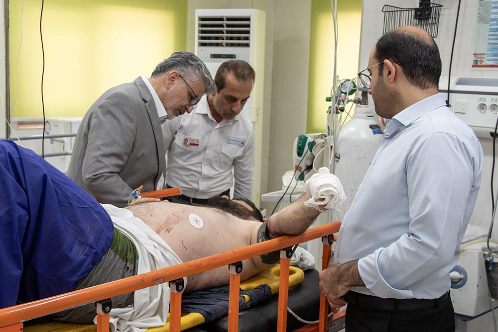 24- بازدید دکتر باقری از مصدومان سانحه اتوبوس 5