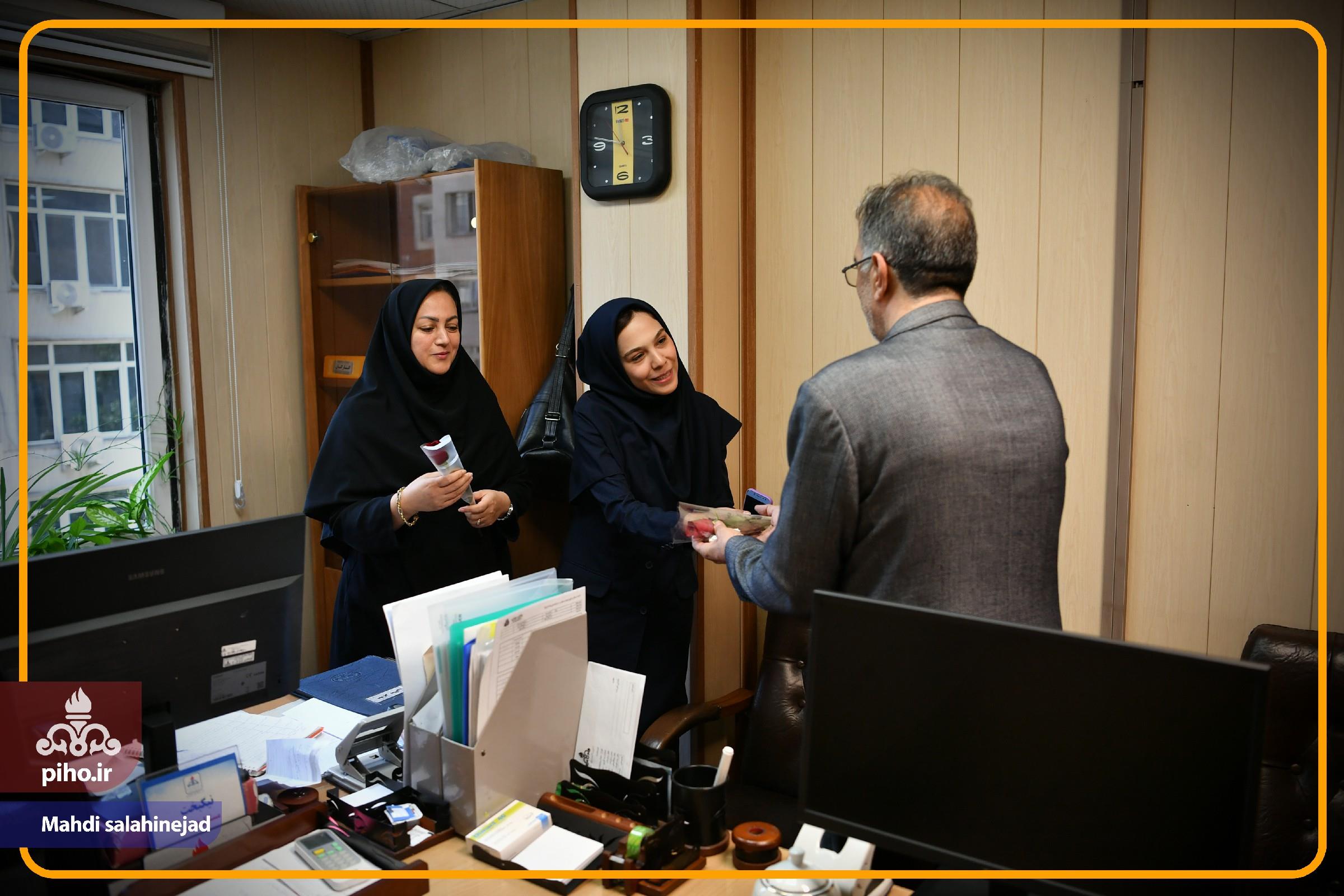روز کارمند 77