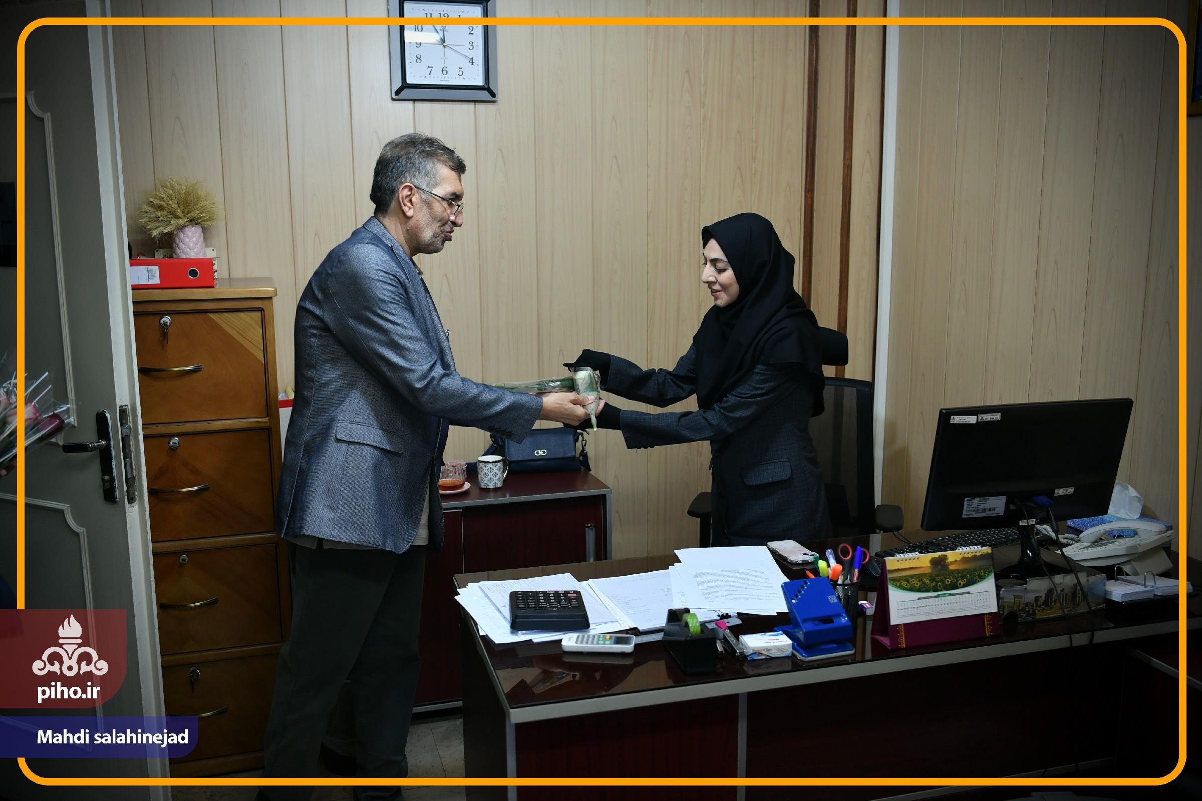 روز کارمند 69