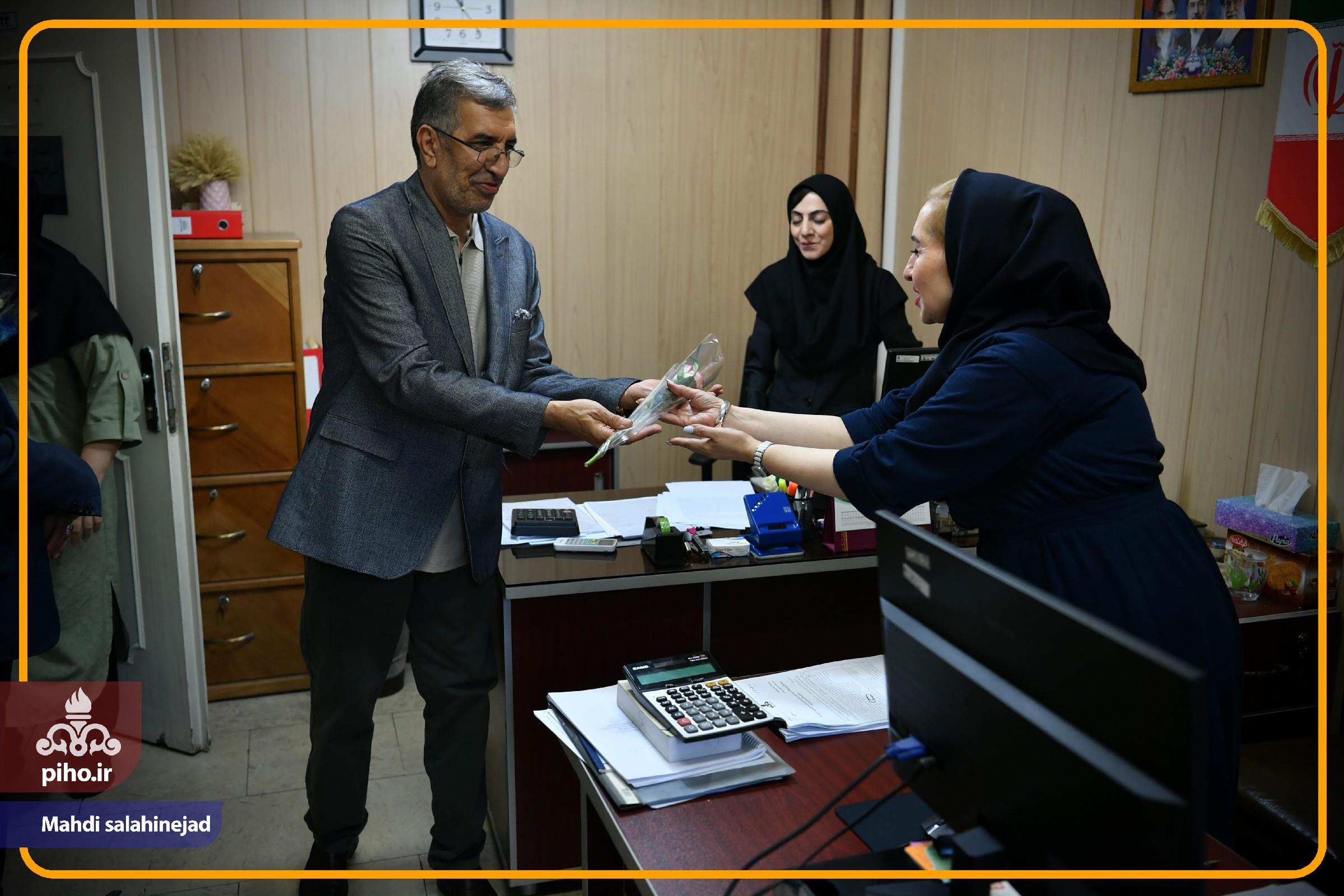 روز کارمند 68